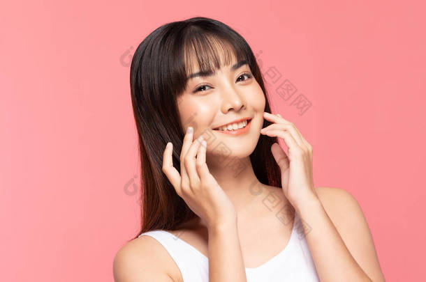 年轻美丽的亚洲女人笑着摸着柔软的脸颊，洁白而清新的皮肤快乐而快乐，有着积极的感情，被粉红的<strong>背景</strong>、美丽的化妆品和<strong>温泉</strong>疗养理念所隔绝