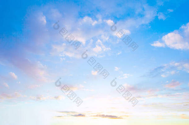 蓝天云彩背景.美丽的风景，云彩和橙色的太阳在天空中