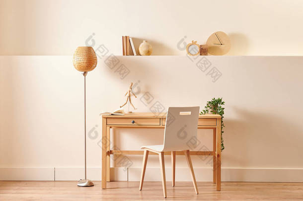 木椅、桌子、<strong>灯具</strong>、书籍风格、家居装饰、墙体<strong>背景</strong>.