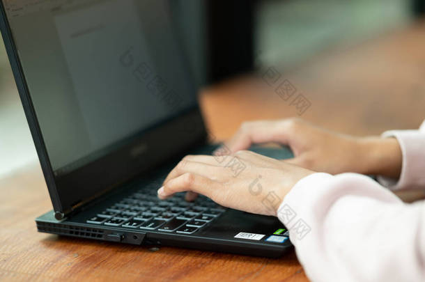 在网吧里用笔记本电脑购物的女人