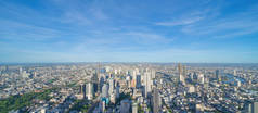 曼谷市中心天际线的空中景观。泰国。亚洲智能城市的金融区和商业中心。摩天大楼和高楼在中午，蓝天.