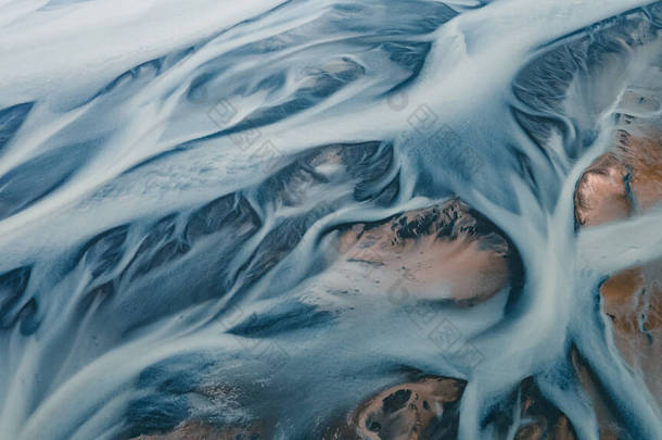 一条冰河从上方流过。来自冰岛冰川的河流的航拍照片。冰岛创造了美丽的大自然之母艺术。墙纸背景高质照片
