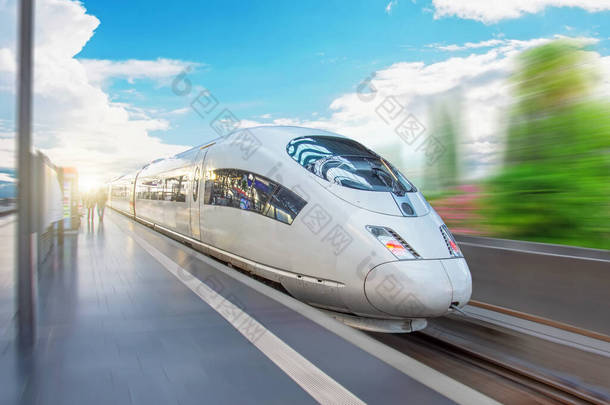 高速列车以极快的速度从客运站经过，产生了移动的效果