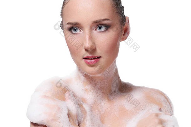 肥皂泡沫，<strong>洗净</strong>，白色背景的女人