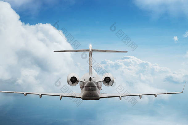 在美丽的云彩之上飞行的小型私人喷气式飞机.