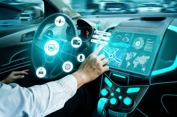 无驱动汽车内部与未来的仪表板自动控制系统.利用人工智能<strong>传感器</strong>驱动无人驾驶汽车驾驶舱HUD技术的内部视图 .