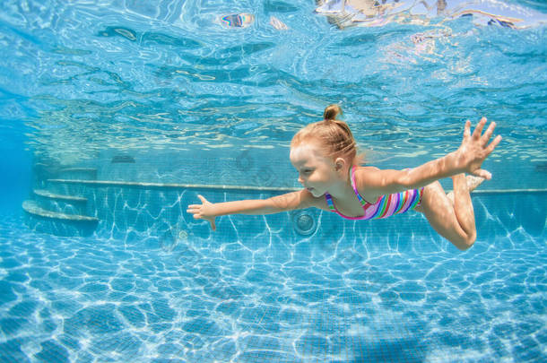 孩子们学习游泳的滑稽画像,在蓝色的游泳池里跳来跳去,带着水花在水里跳来跳去.健康的家庭生活方式、儿童<strong>水上</strong>运动、与家长一起上游泳课.