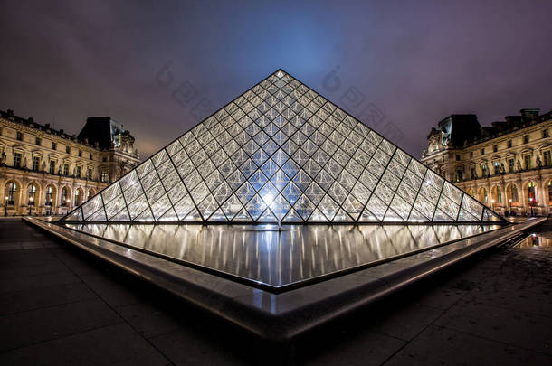 PARIS - JANUARY 4: Louvre Museum and Pyramid on night on January 4, 2013.卢浮宫是世界上最大的巴黎博物馆之一。近35,000件从