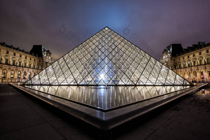 PARIS - JANUARY 4: Louvre Museum and Pyramid on night on January 4, 2013.卢浮宫是世界上最大的巴黎博物馆之一。近35,000件从