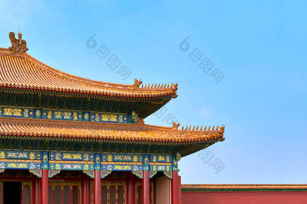 传统的中国屋顶，<strong>蓝天</strong>背景上有雕像。<strong>北京</strong>的皇宫
