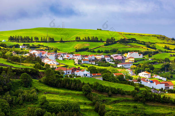美丽的自然景观,亚速尔与小村庄,乌鸦,绿色的自然田野.惊人的亚速尔人葡萄牙亚速尔圣米格尔岛典型亚速尔村景观.