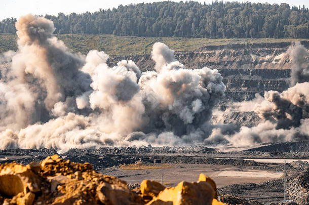 露天煤矿工业爆破作业中的灰尘与烟尘