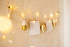 带有圣诞彩灯、装饰品和空白空间的加兰，用来贴合古城墙上的图像。寒假季节.
