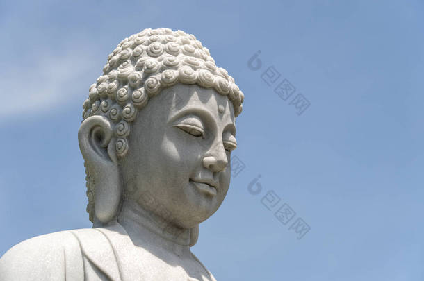 位于越南丹阳的佛寺和蓝天背景的佛头<strong>大理石雕像</strong>的细节。关闭，复制空间