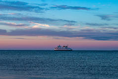 在五彩缤纷的夕阳天下，渡船在港口停泊.
