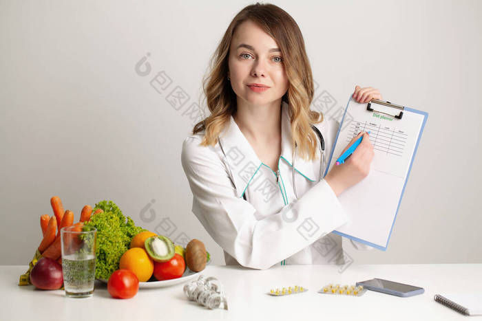 年轻营养学家写饮食计划，健康饮食