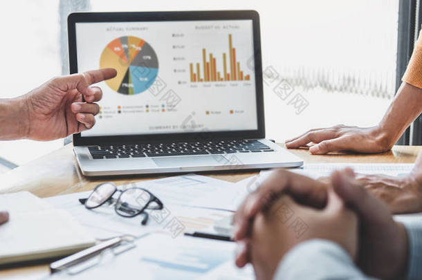 业务团队合作与财务数据和销售增长报告图讨论工作分析、演示和集思广益以实现公司盈利的战略规划.