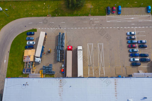 从空中俯瞰货物仓库.从上方看<strong>工业园</strong>区的物流中心.从空中俯瞰后勤中心装载的卡车.从无人机观看.