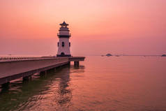 珠海海滨游泳公园灯塔的晨光景观