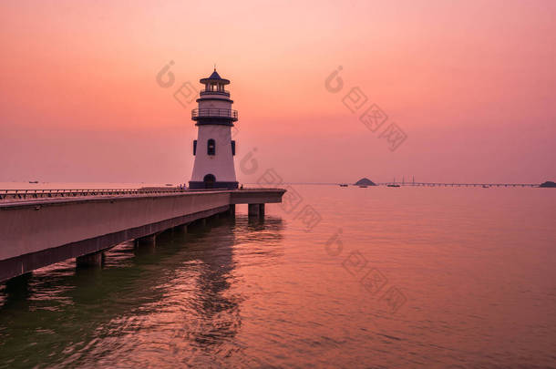珠海<strong>海滨</strong>游泳公园灯塔的晨光景观