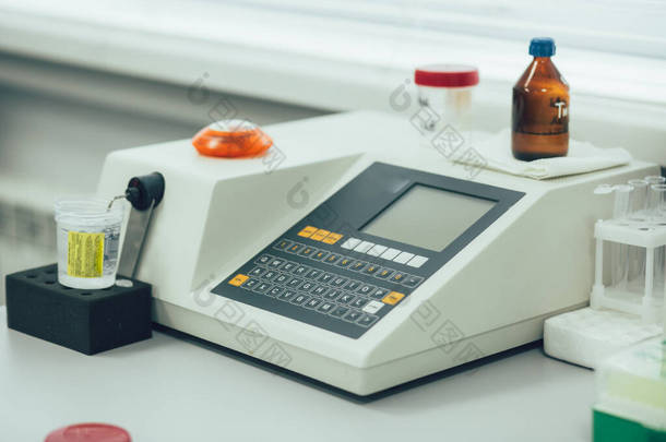 专业医疗实验室桌上的小巧便携血液分析仪，无人在附近