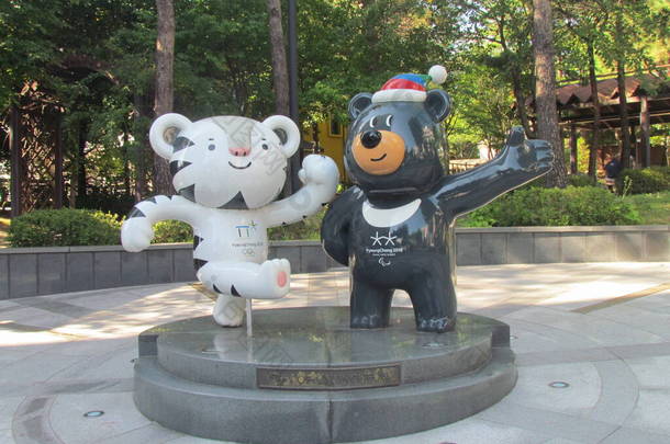 2018年平昌<strong>奥</strong>运<strong>会</strong>吉祥物、冬季<strong>残奥会</strong>吉祥物Soohorang和Bandabi安放在公园