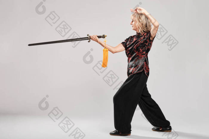 中国武术女性持剑专注姿态图片-包图网企业站