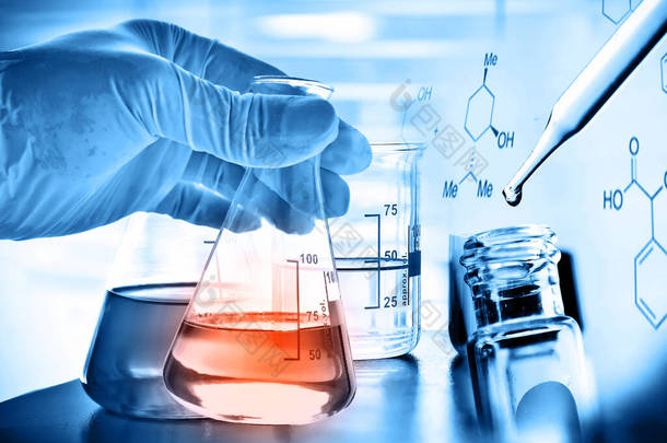 具有化学实验室背景、科学实验室研发理念的实验室玻璃器皿的科学家手拿着<strong>瓶</strong>