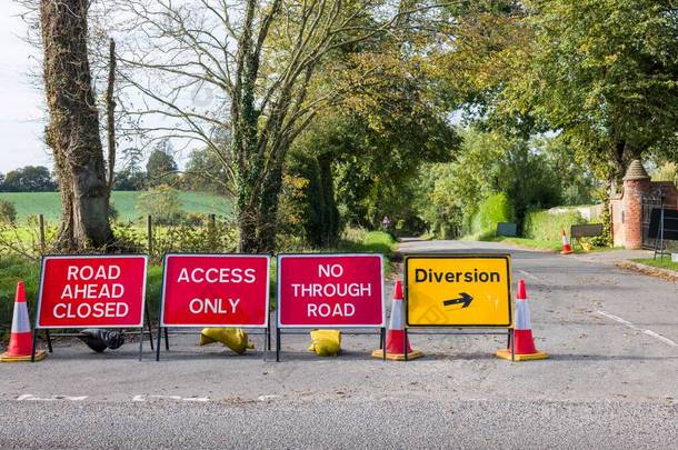 英国乡村道路上设有黄色引道标志的道路封闭标志