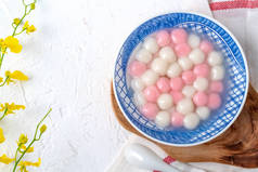 冬至食品背景为白色的蓝色碗中红白相间的汤圆（汤圆，糯米团）的头像.