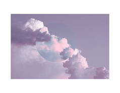 色彩艳丽的多云天空:粉色、紫色、紫色、薄荷色.文摘:背景,不对称的球体相对于云层的背景.白色相框中的横向创意摄影.