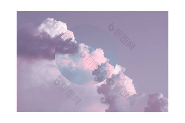 色彩艳丽的多云天空:粉色、紫色、紫色、薄荷色.文摘:背景,不<strong>对称</strong>的球体相对于云层的背景.白色相框中的横向创意<strong>摄影</strong>.