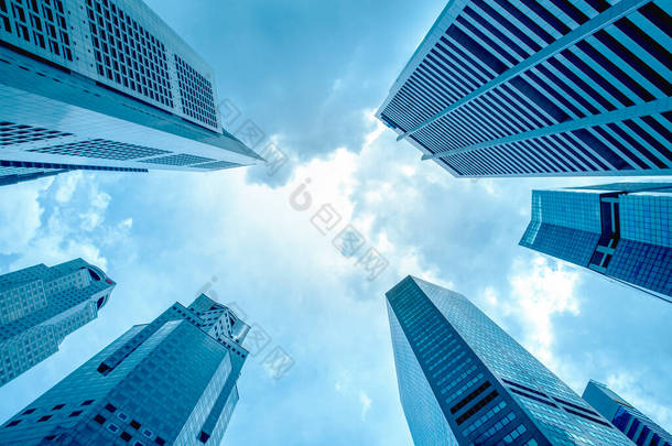 中心城市商业大厦的现代商业摩天大楼景观玻璃与天空景观