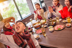 快乐的年轻朋友在火锅餐厅玩得很开心