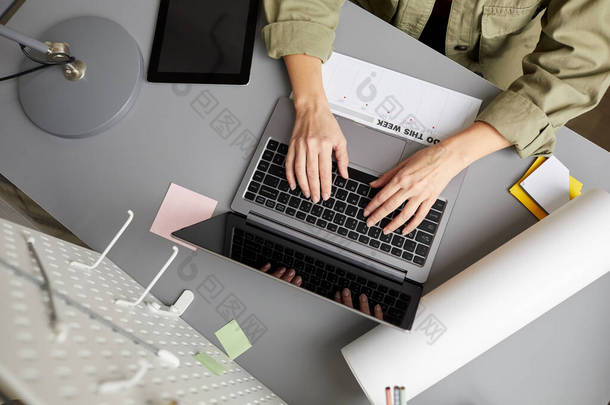 近现代年轻女子坐在办公桌前使用笔记本电脑，复制空间