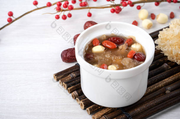 以<strong>莲子</strong>、红枣（枣子） 、黑莓（山莓、山莓）为底色的中式甜雪白菌汤.