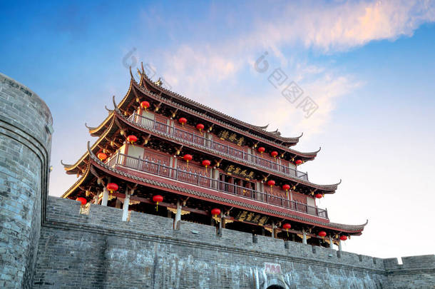 中国广东省潮州市古城和城墙遗址，上下的<strong>牌匾</strong>都叫广济门塔