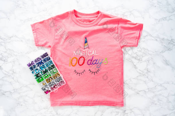 平躺在床上学校庆祝活动100天装饰女孩的T恤衫.