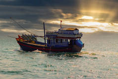 越南渔船捕捞鱼和乌贼。开阔的大海夕阳西下的开阔水域