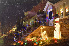 美国纽约州戴克高地社区的一条街，装饰着圣诞节和新年假期。纽约圣诞前夕的夜晚神奇的气氛.
