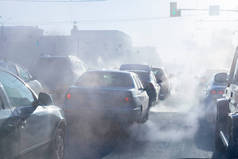 冬天，城市里的汽车废气污染了整个城市。在寒冷的冬日，汽车冒出的烟