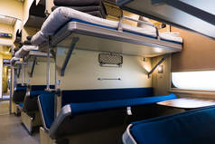 现代长距离列车的内部，在舒适的卧铺车厢里有空座位