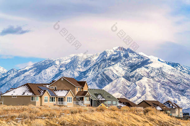 屋顶上有太阳能电池板的家庭，在<strong>华夏</strong>山壮丽的雪景下