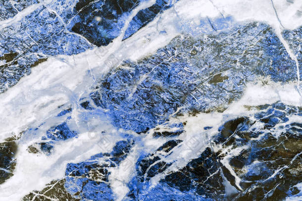 蓝色石英石，有白色和黑色条纹。天然石英背景和质地.