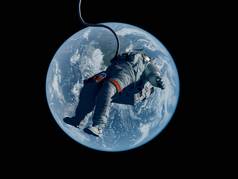 宇航员在地球上空飞行。美国航天局提供的这张照片中的老人，3D渲染
