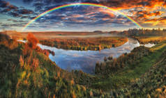 美丽的彩虹掠过乡间的小河.秋天的早晨