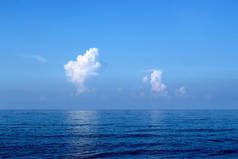 蓝天上的白云映入大海.