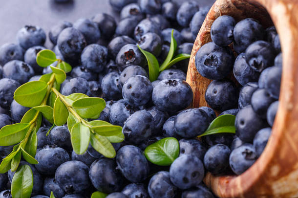 新鲜的蓝莓背景。蓝莓质地接近蓝莓抗氧化剂有机缓释碗概念健康营养