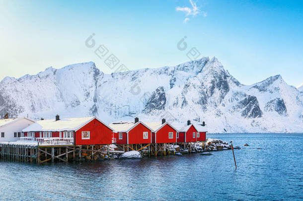 Hamnoy村附近Reinefjorden海岸上传统的<strong>挪威</strong>红木房子（rorbuer） 。地点：Hamnoy, Lofoten；Norway, Europe