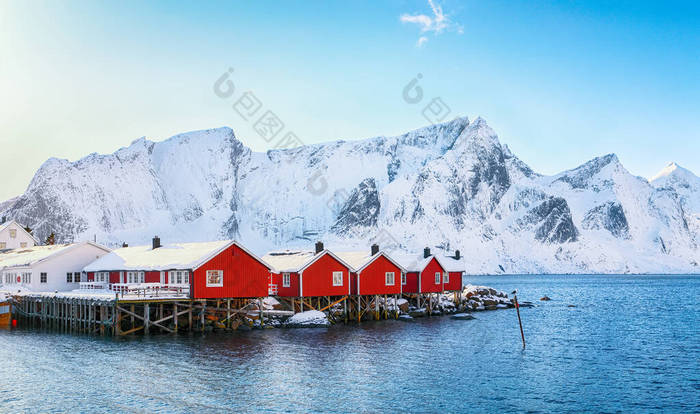 Hamnoy村附近Reinefjorden海岸上传统的挪威红木房子（rorbuer） 。地点：Hamnoy, Lofoten；Norway, Europe